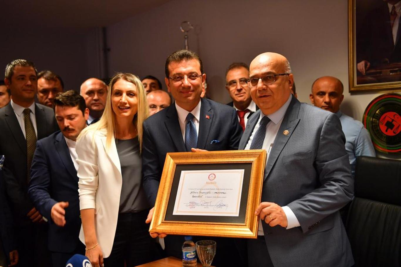 Ekrem İmamoğlu mazbatasını aldı Ekrem İmamoğlu mazbatasını aldı